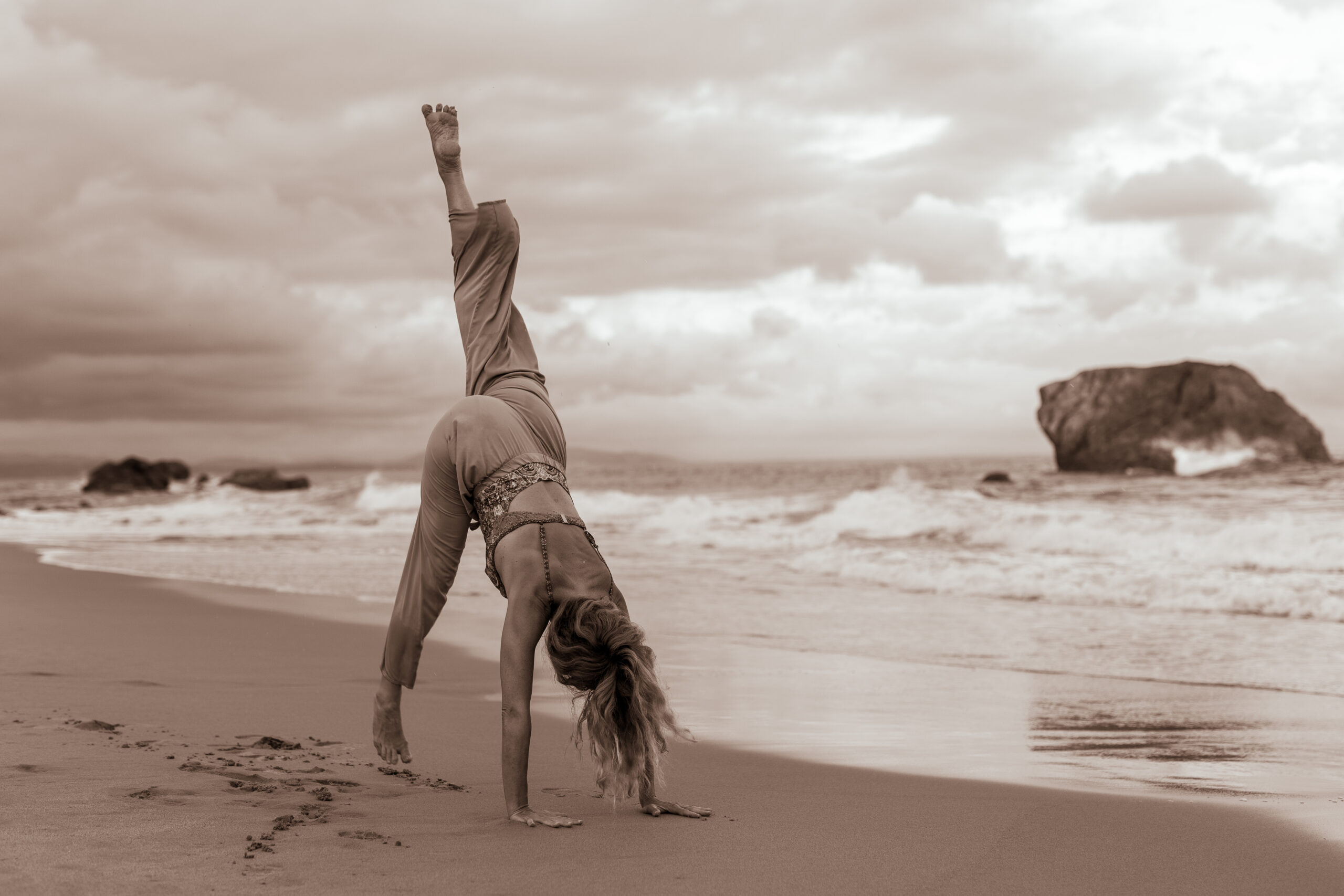 Sabine Sourny en posture de yoga